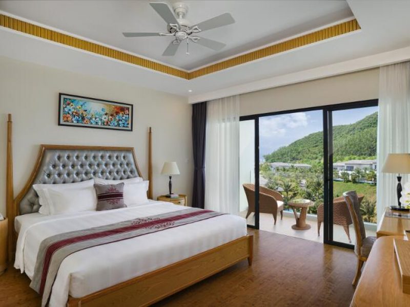 Phòng deluxe hướng núi Vinpearl Resort & Spa Nha Trang Bay