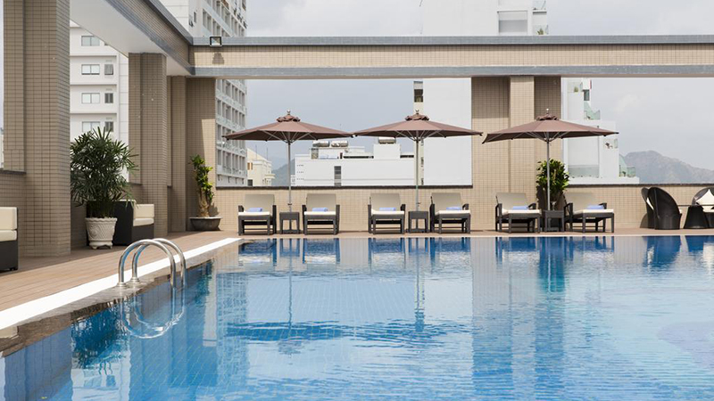 hồ bơi tại Khách sạn Mường Thanh Luxury Nha Trang