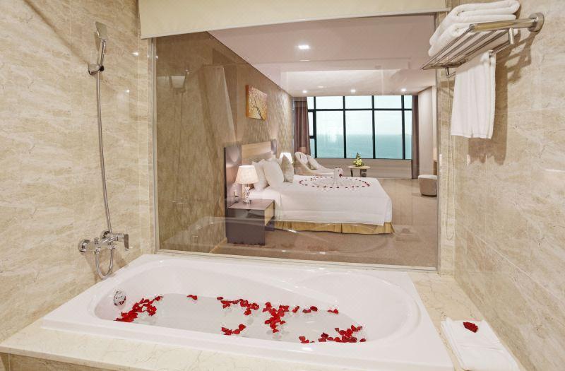 Phòng deluxe hướng biển Khách sạn Mường Thanh Luxury Nha Trang